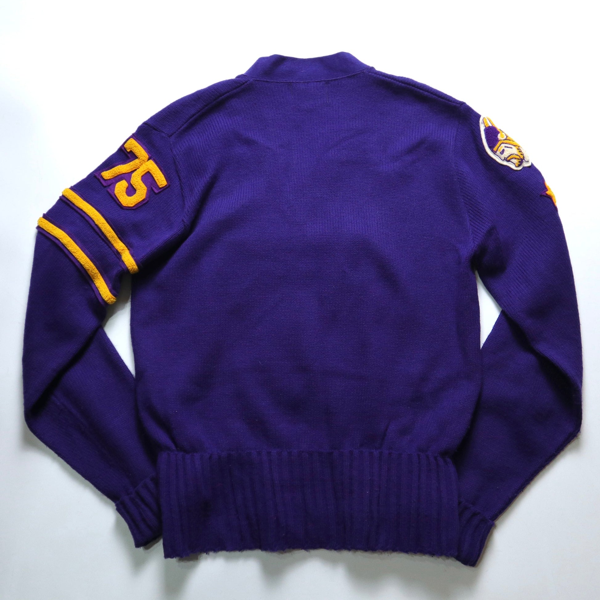 1970s Varsity Sweater patch”T” 紫色V領校園針織衫 - 富士鳥古著