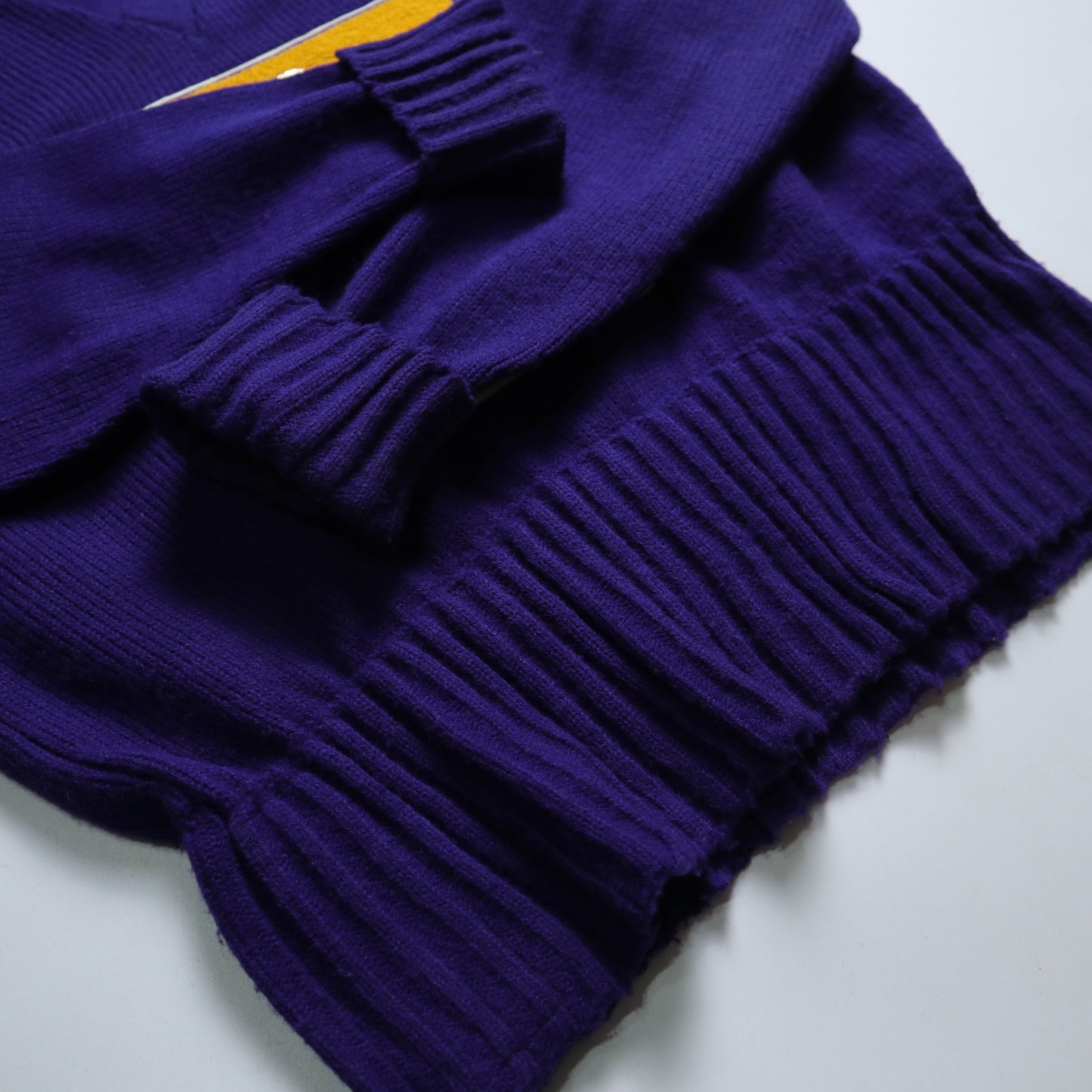 1970s Varsity Sweater patch”T” 紫色V領校園針織衫