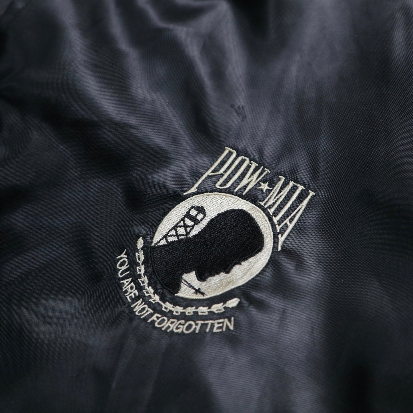 80 - 90s 美國製 POW/MIA 黑色緞面紀念夾克 - 富士鳥古著