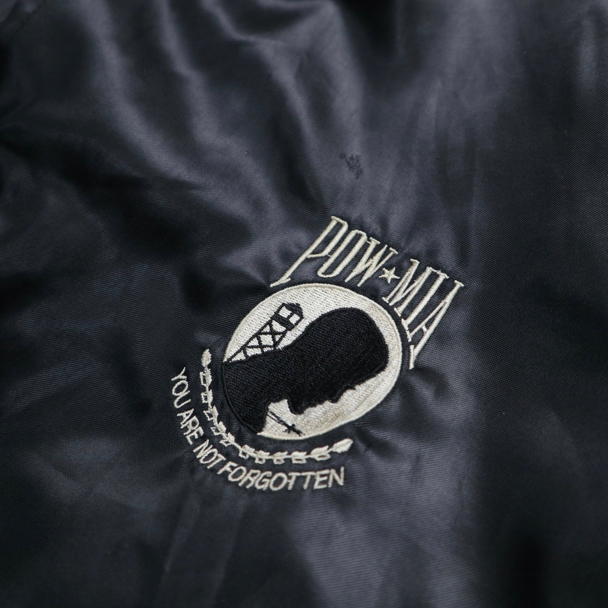 80 - 90s 美國製 POW/MIA 黑色緞面紀念夾克 - 富士鳥古著