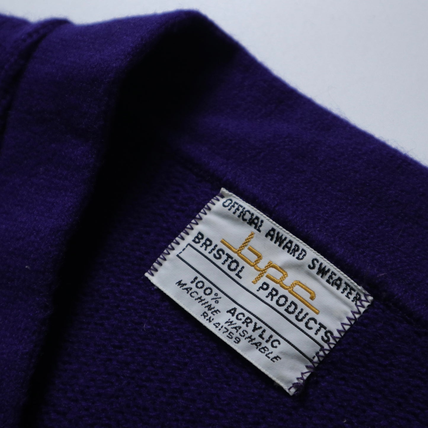 1970年代 Varsity Sweater パッチ「T」 パープル V ネック キャンパス セーター