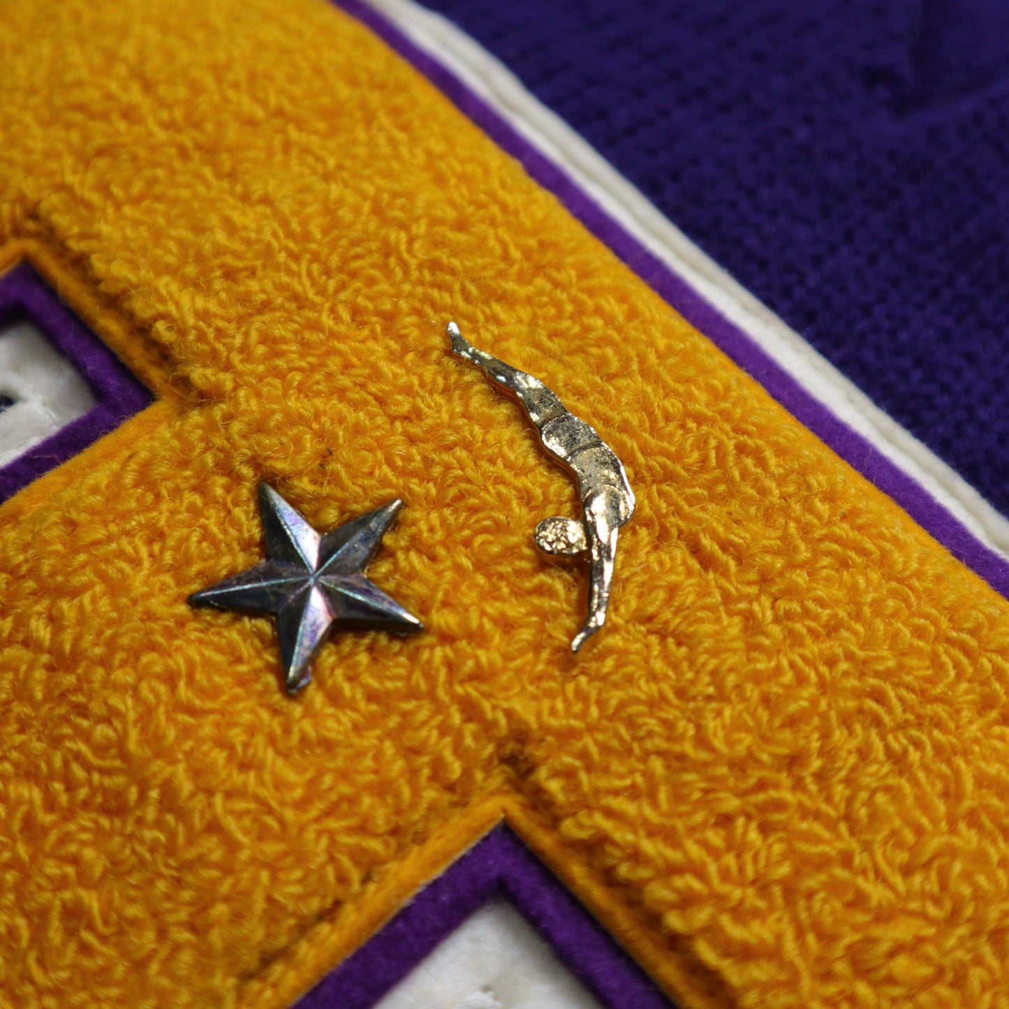 1970s Varsity Sweater patch”T” 紫色V領校園針織衫
