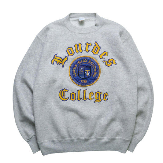 90s 美國製 路德大學 Lourdes College 刺繡布章大學tee 古著衛衣 - 富士鳥古著