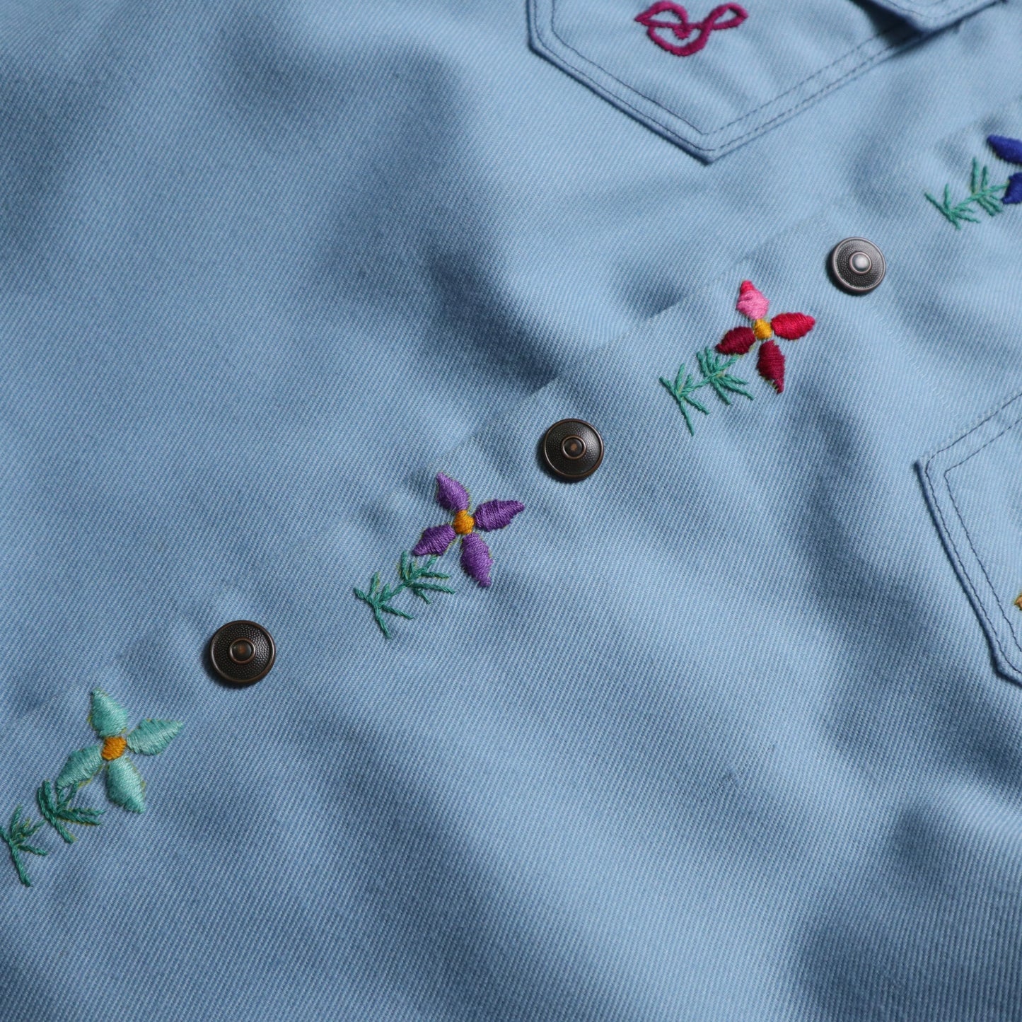 1970年代アメリカの手刺繍の花柄シャツ