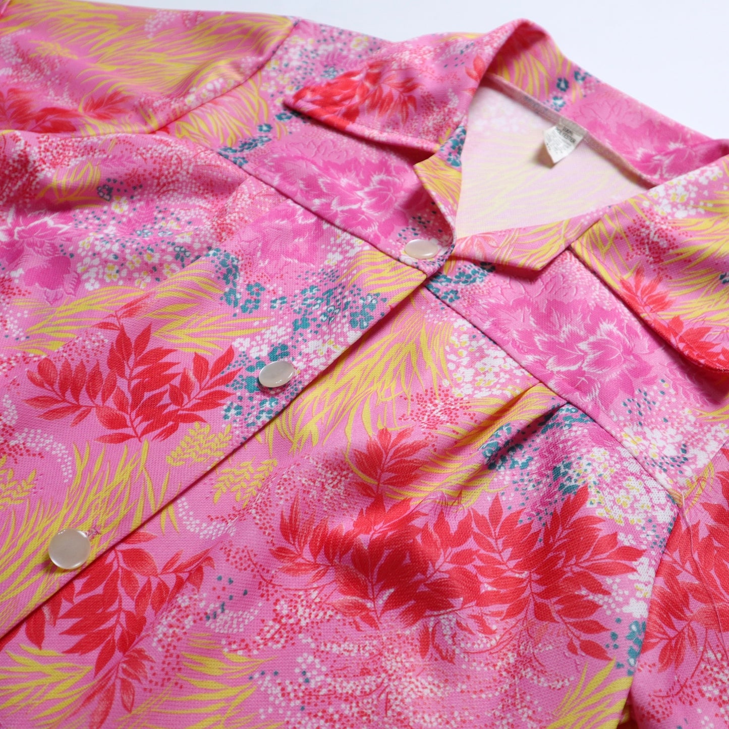 1980年代アメリカ製、ポリエステル生地のピンクプリントアローカラーシャツ