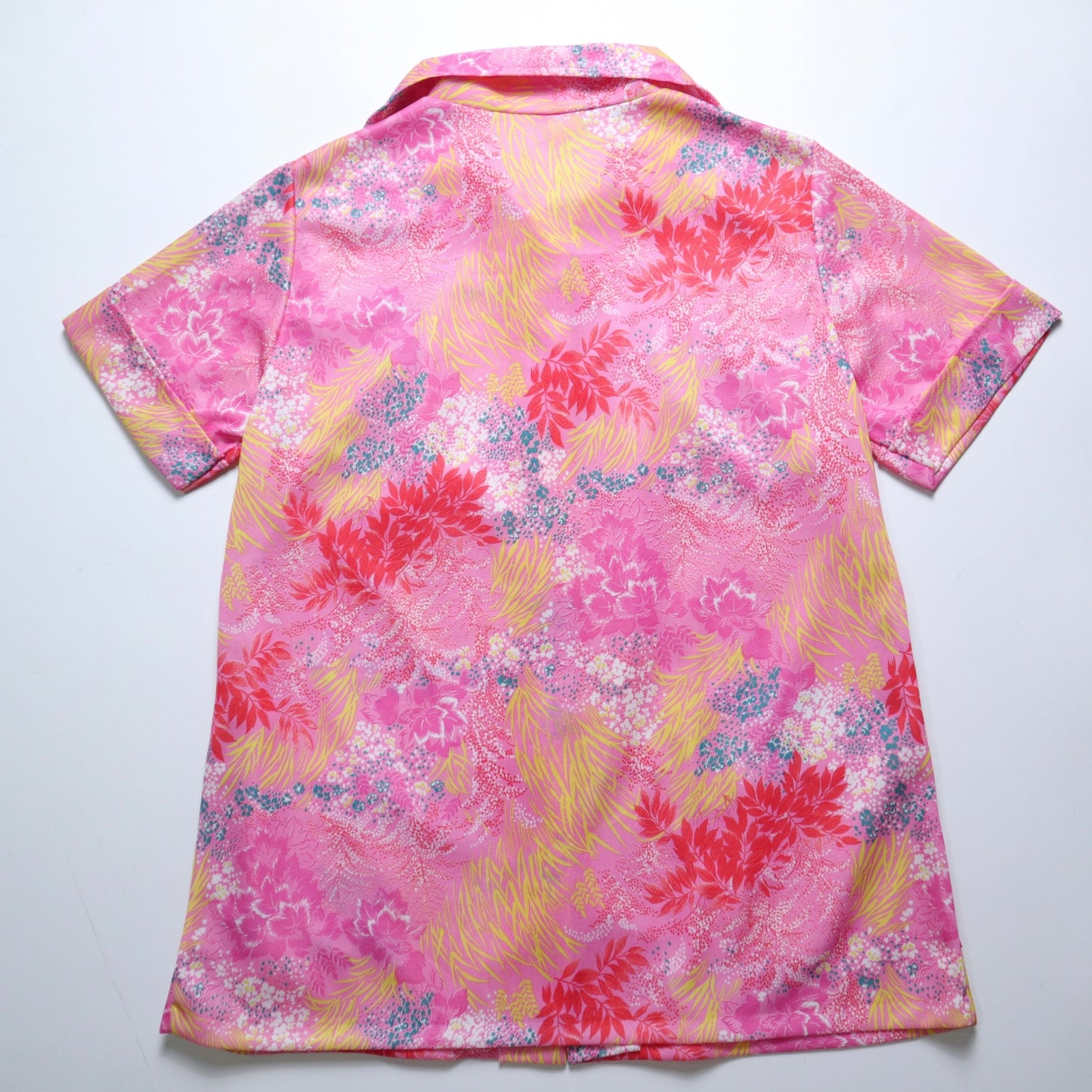 1980年代アメリカ製、ポリエステル生地のピンクプリントアローカラーシャツ