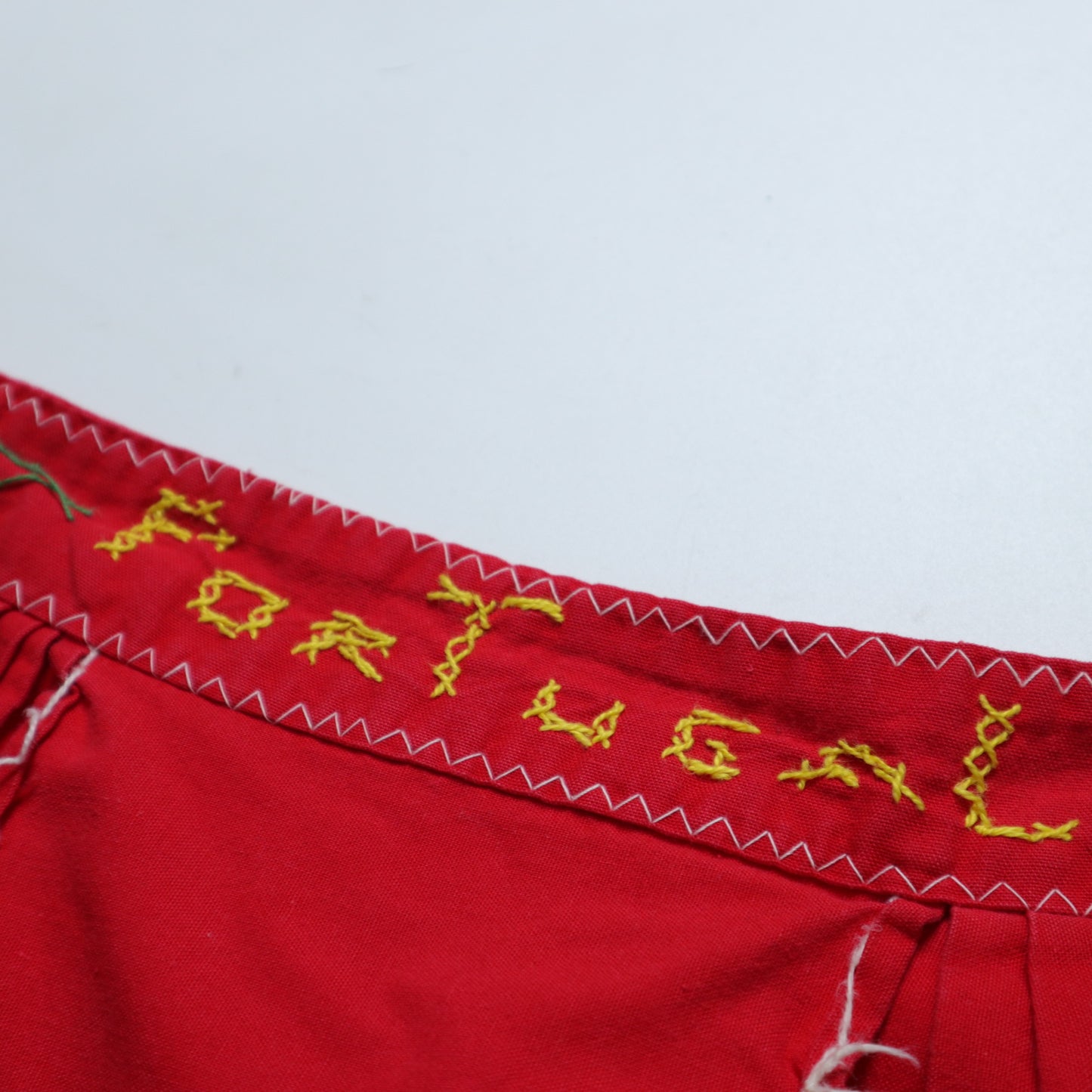 手作りエプロン 赤底ポルトガル製 手作り刺繍エプロン ハーフエプロン