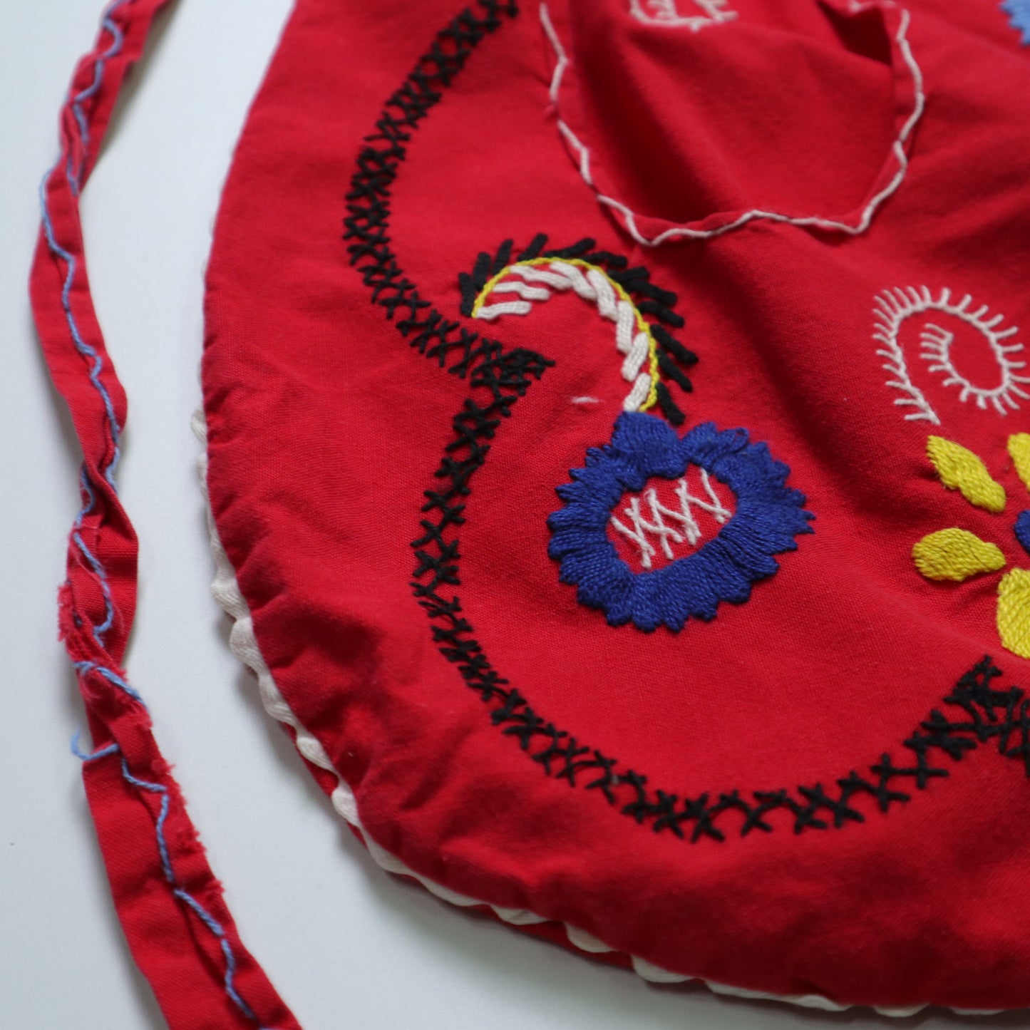 手作りエプロン 赤底ポルトガル製 手作り刺繍エプロン ハーフエプロン