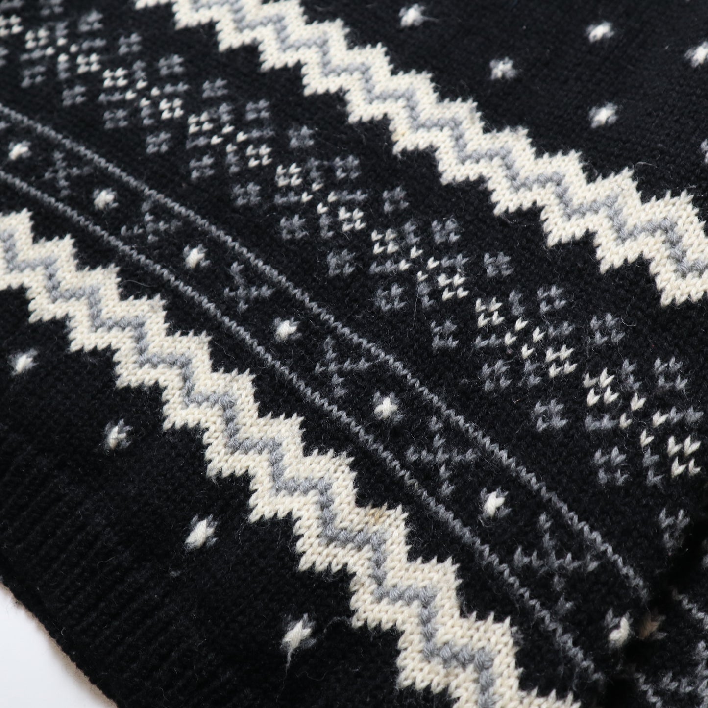 黒と白のトーテム ウール ニット セーター
